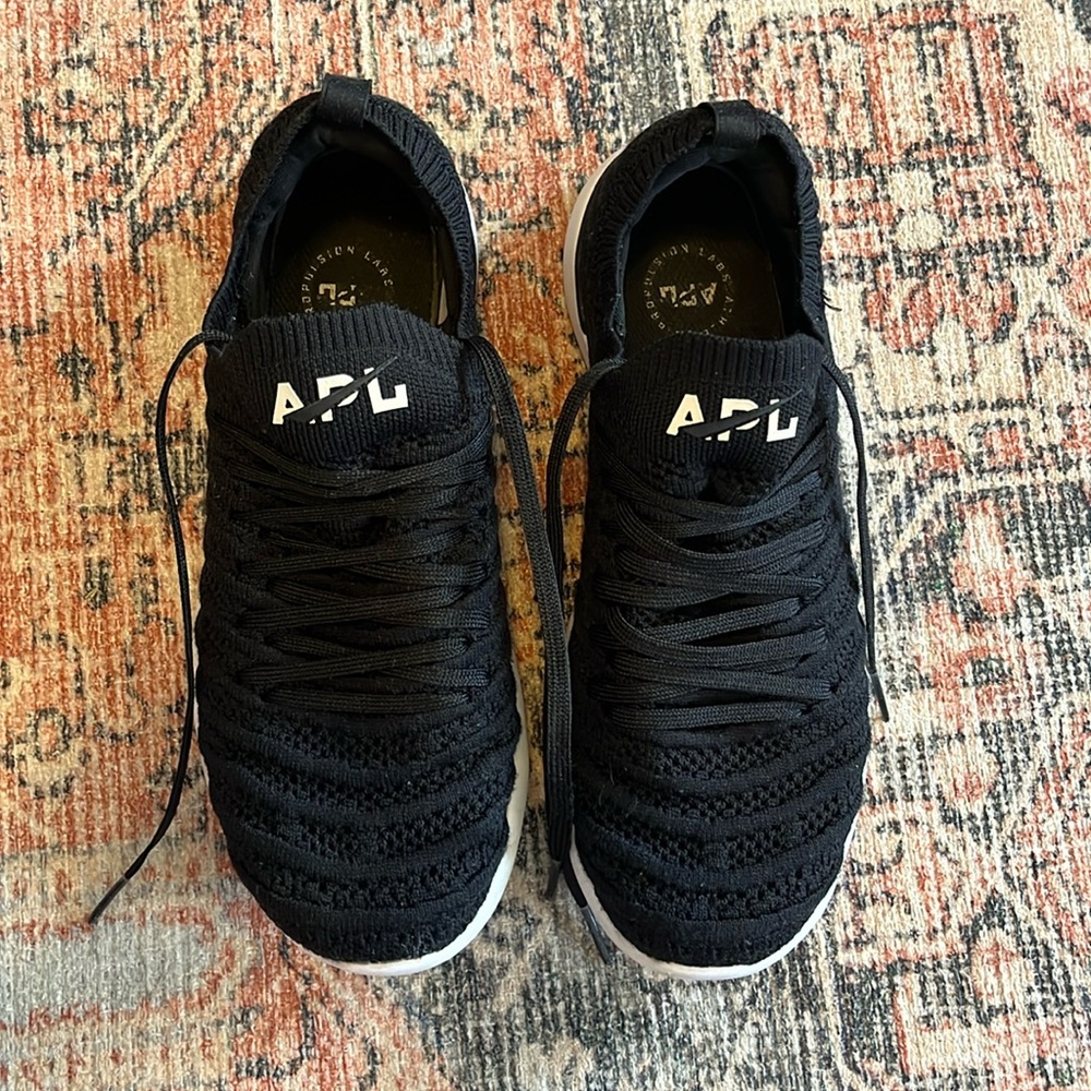 Techloom Wave in Black & White, size 8
APL: Athletic Propulsion Labs